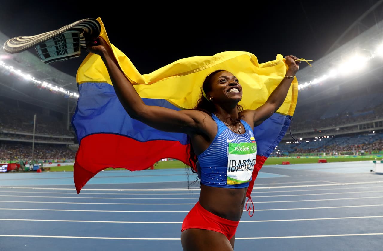 Luego de conocer los resultados, Caterine Ibarguen (Colombia) celebra la segunda medalla de oro para su tierra en los juegos.