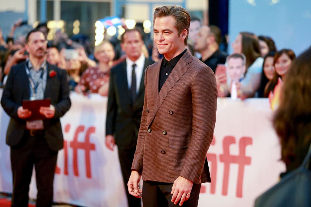 Hasta que un día un piloto norteamericano, que tiene un accidente y acaba en sus costas, le habla de un gran conflicto existente en el mundo. Diana decide salir de la isla convencida de que puede detener la terrible amenaza. Mientras lucha junto a los hombres en la guerra que acabará con todas las guerras, Diana descubre todos sus poderes y su verdadero destino.
<br>