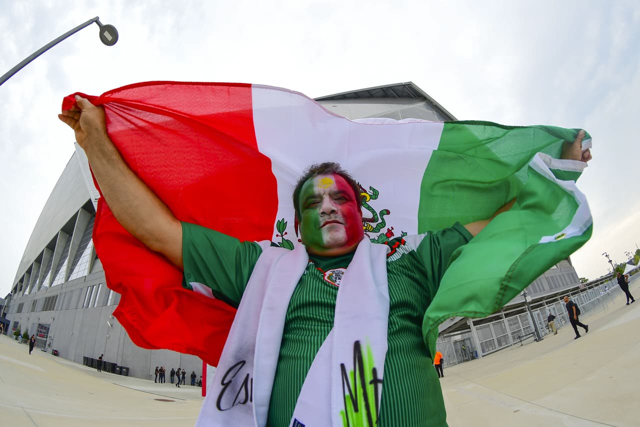 Con gran entusiasmo arribaron los aficionados de la Selección Mexicana para apoyar al Tri en su partido de preparación para la Copa Oro ante Venezuela en Mercedes-Benz Stadium, en Atlanta. Gran colorido y buen ambiente estaban armando los seguidores mexicanos y también los venezolanos que llegaron a apoyar a su Vinotinto, que se prepara para la Copa América.