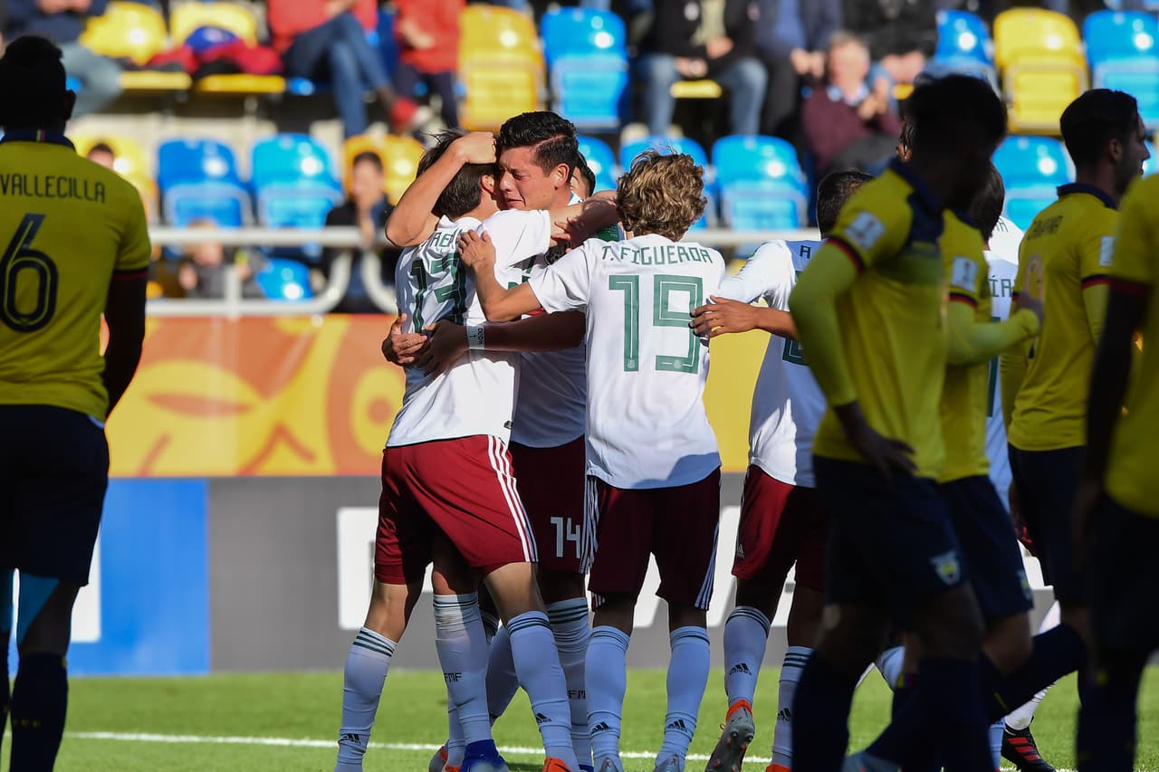 El defensor llegó de gran manera a un centro de Diego Lainez desde el tiro libre.