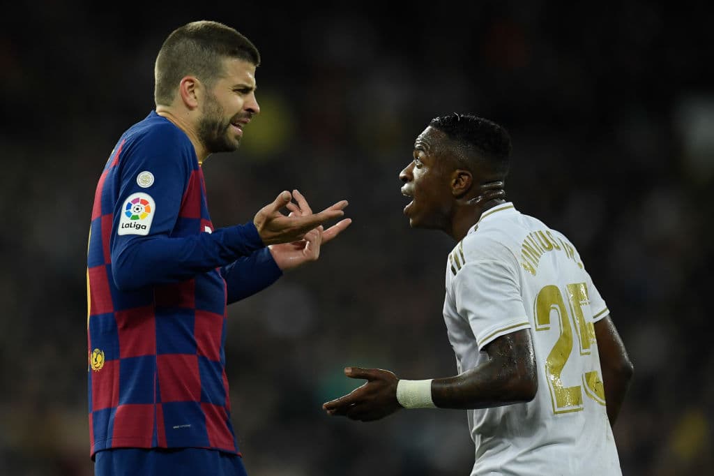 Piqué sufrió a Vinicius durante todo el partido, chocaron y discutieron, uno dice que no fue para tanto mientras el otro reclama el exceso de fuerzal