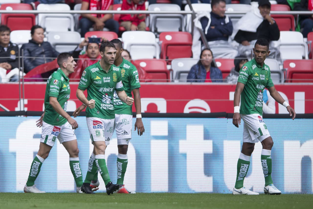 León goza del 'infierno' escarlata y sigue marcando tendencia