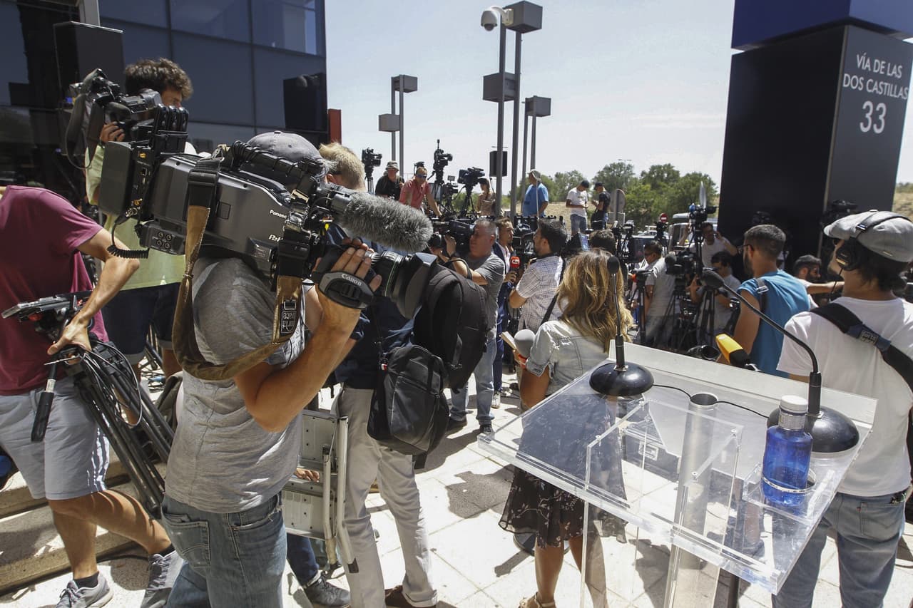 En el exterior, se había preparado un estrado, un micrófono y un dispositivo de sonido para que el jugador hiciera una declaración a su salida ante las cámaras, por propia iniciativa, a través de la compañía que le asesora en comunicación.