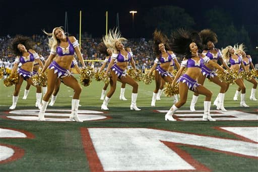 Por fin las bellezas del emparrillado están de vuelta. Checa las mejores tomas de las Vikings en el juego del Salón de la Fama que abrió la pretemporada.