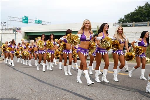 Por fin las bellezas del emparrillado están de vuelta. Checa las mejores tomas de las Vikings en el juego del Salón de la Fama que abrió la pretemporada.