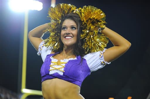 Por fin las bellezas del emparrillado están de vuelta. Checa las mejores tomas de las Vikings en el juego del Salón de la Fama que abrió la pretemporada.