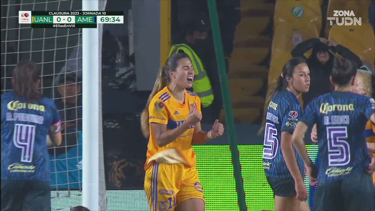 ¡Fantástica cobertura! Eva González evita el gol de Nayeli Rangel