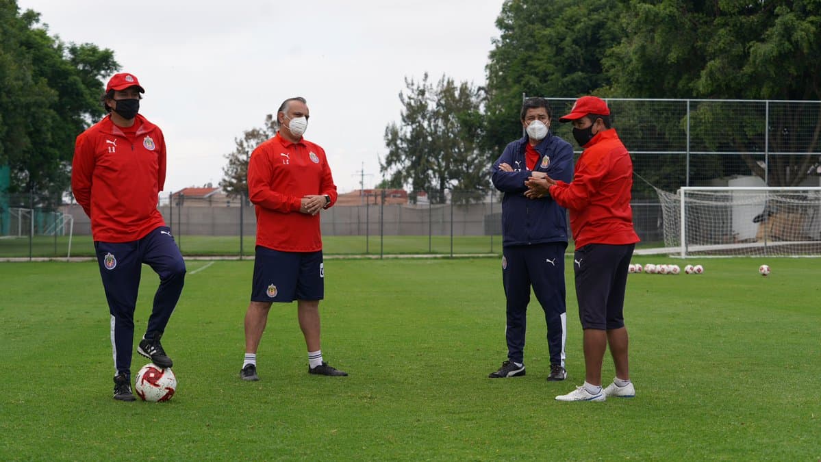 Chivas le da la bienvenida a 'Flaco' Tena tras superar el COVID-19