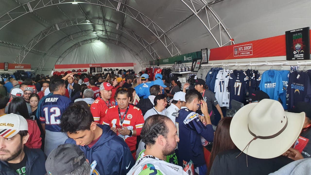 Aficionados aprovechan para comprar productos en la NFL Shop.