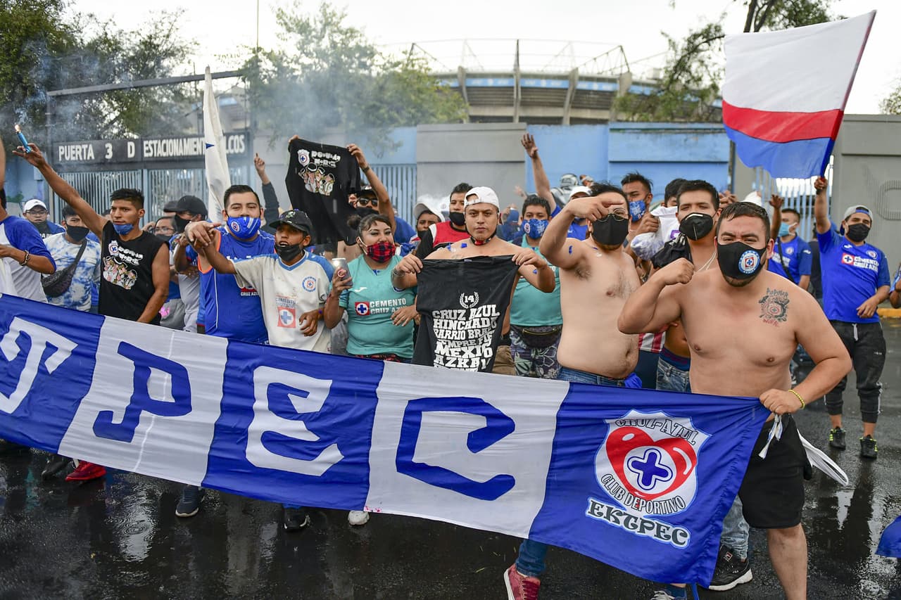 Algunos aficionados de la Máquina del Cruz Azul hicieron un pequeño viaje desde ecatepec para apoyar a sus futbolistas minutos antes de que inicie el clásico joven.