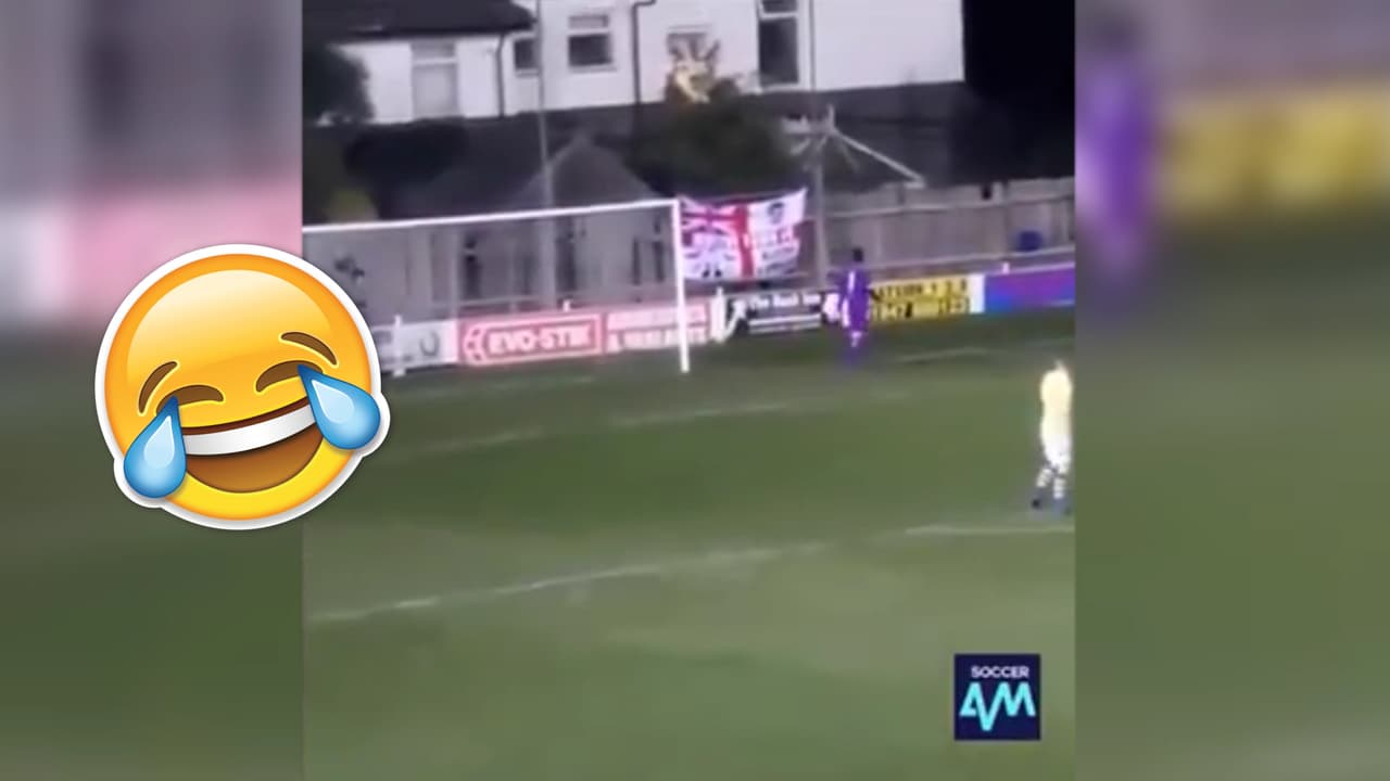 Insólito: en pleno partido un jugador remató tan mal que rompió la ventana de una casa vecina al estadio