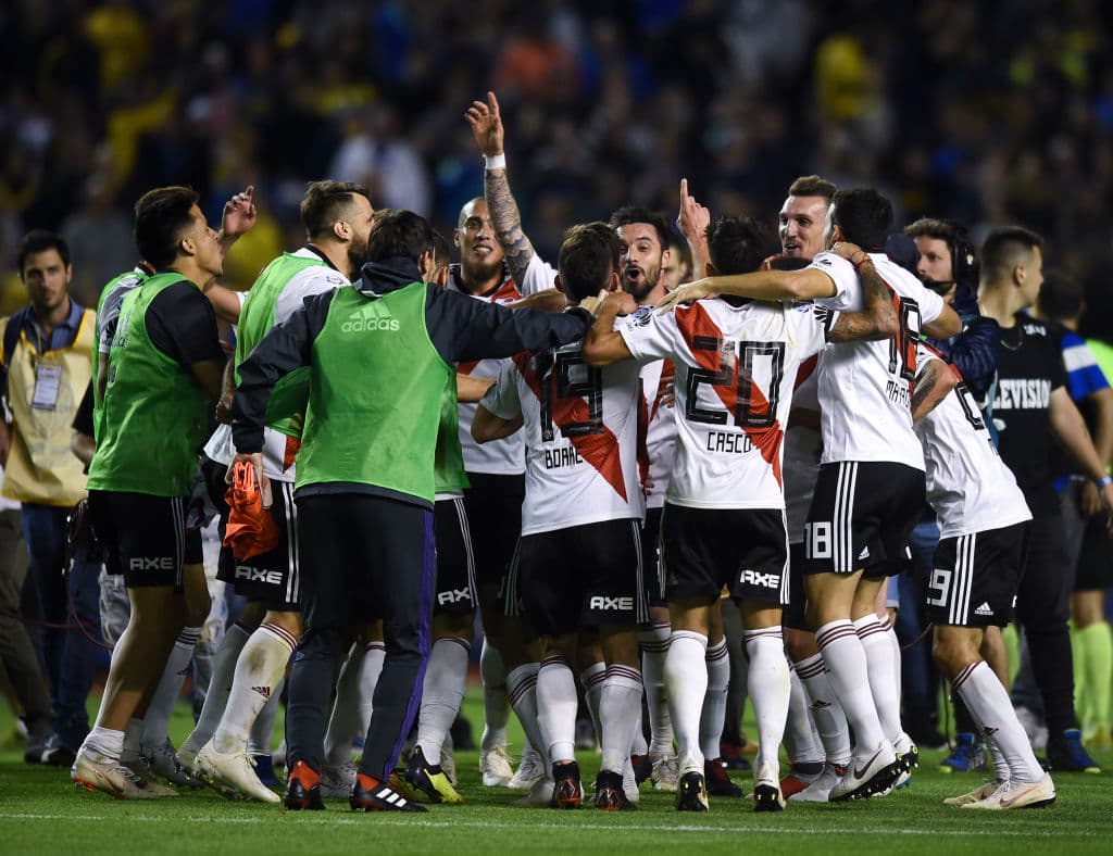Los jugadores de River Plate celebraron la victoria en La Bombonera casi como un título a pesar que suman 10 puntos en la tabla, los mismos de Boca, a cuatro del líder Atlético Tucumán.