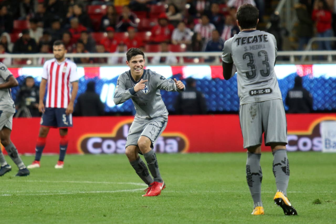 Espectacular, pero Chivas no sabe ganar y cae 2-1 ante Monterrey