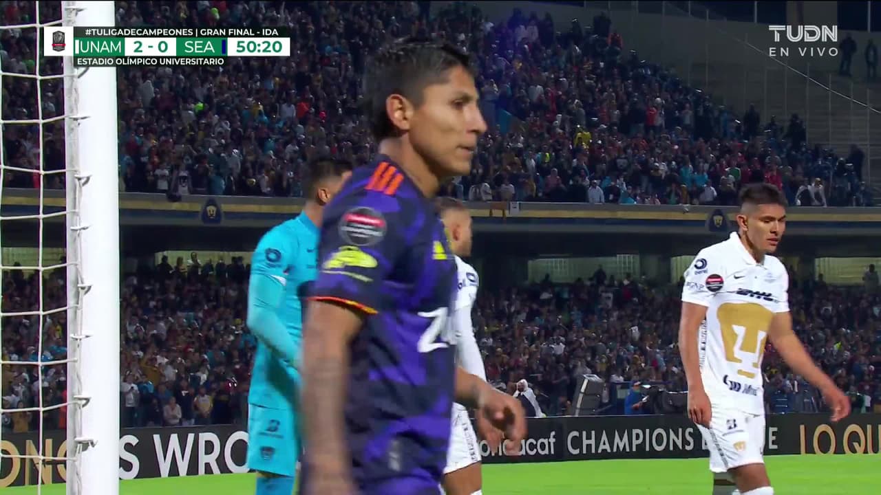 ¡TIRO ATAJADO! disparo por Raúl Ruidíaz.