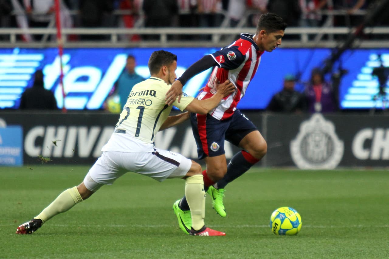 Chivas tomó la iniciativa del partido, un control de un equipo organizado en el terreno de juego que dominó las acciones.