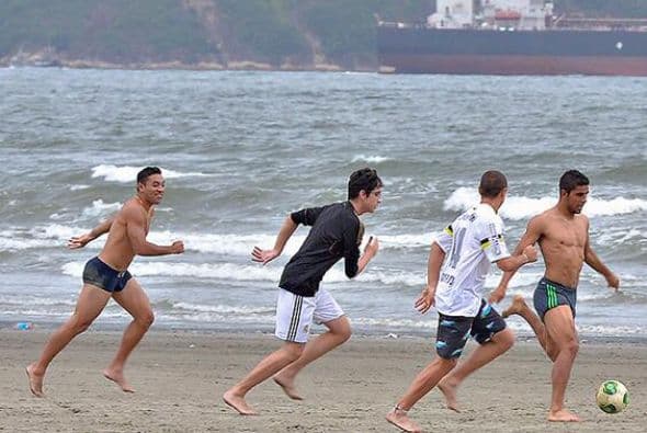 'Chicharito' vistió la camiseta del Santos la cual traía su nombre escrito (Foto: Twitter)
