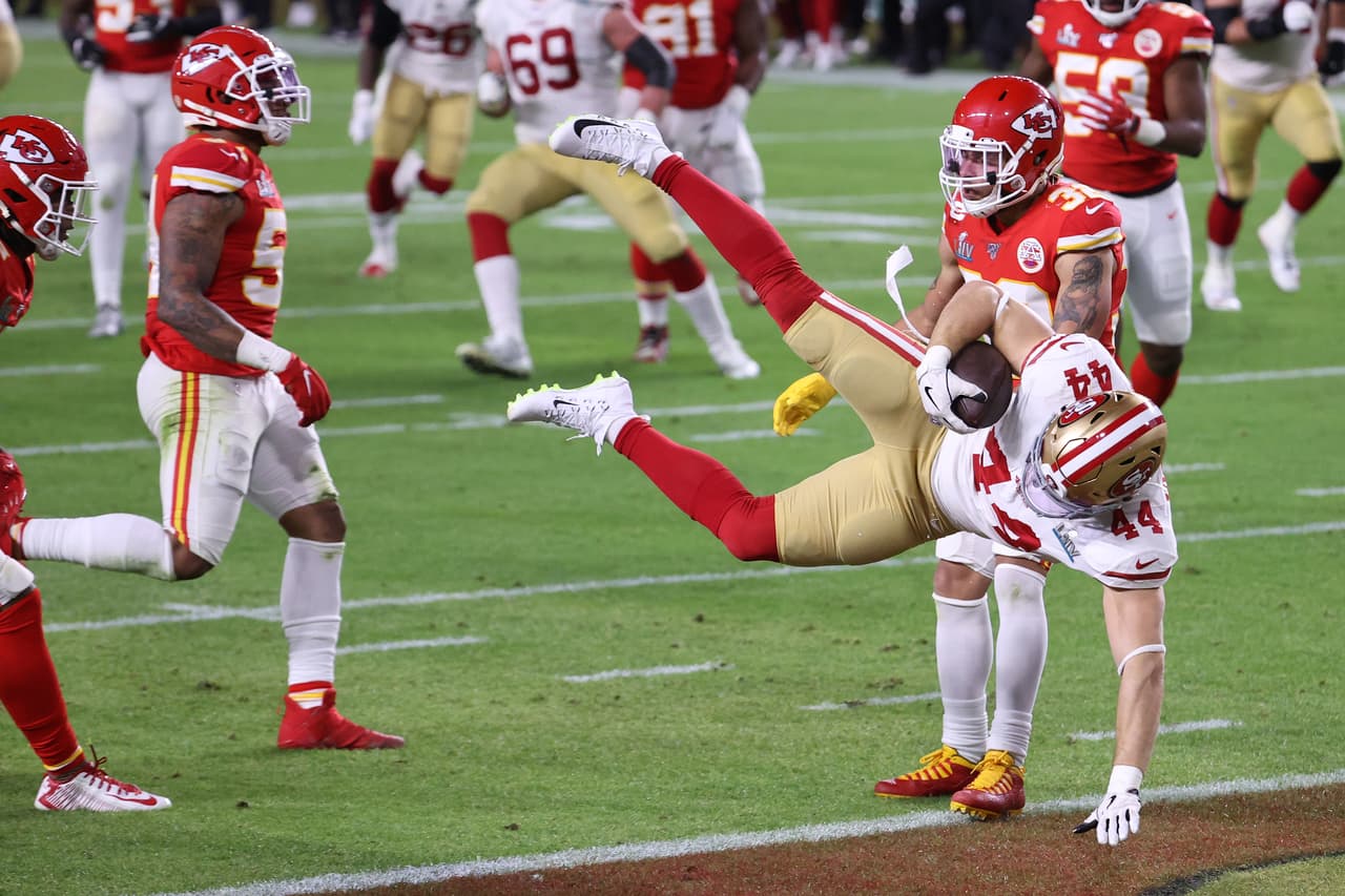 MIAMI, FLORIDA - FEBRUARY 02: Kyle Juszczyk #44 of the San Francisco 49ers scores a 15-yard touchdown in the second quarter of Super Bowl LIV against the Kansas City Chiefs at Hard Rock Stadium on February 02, 2020 in Miami, Florida. (Photo by Al Bello/Getty Images)Kyle Juszczyk tuv una recepción de 15 yardas e ingresó a las diagonales para empatar el juego 10-10.