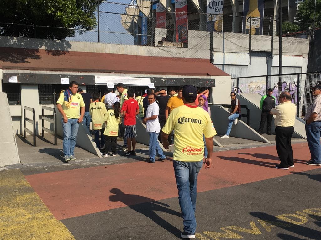 La venta de boletos en el Azteca tuvo presencia de fanáticos del América.
