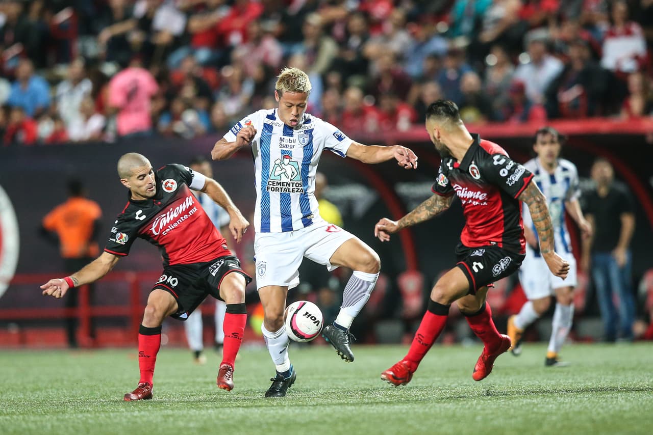 El talento del jugador le dio de inmediato un aporte al equipo visitante y puso en aprietos la defensa local.