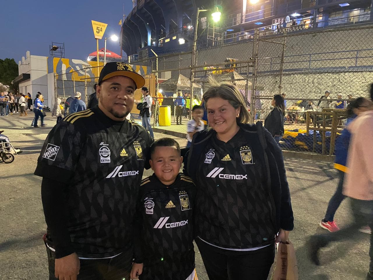 Asi llegan los aficionados al Estadio Universitario para el duelo de felinos en esta Jornada 8 de la Liga MX.