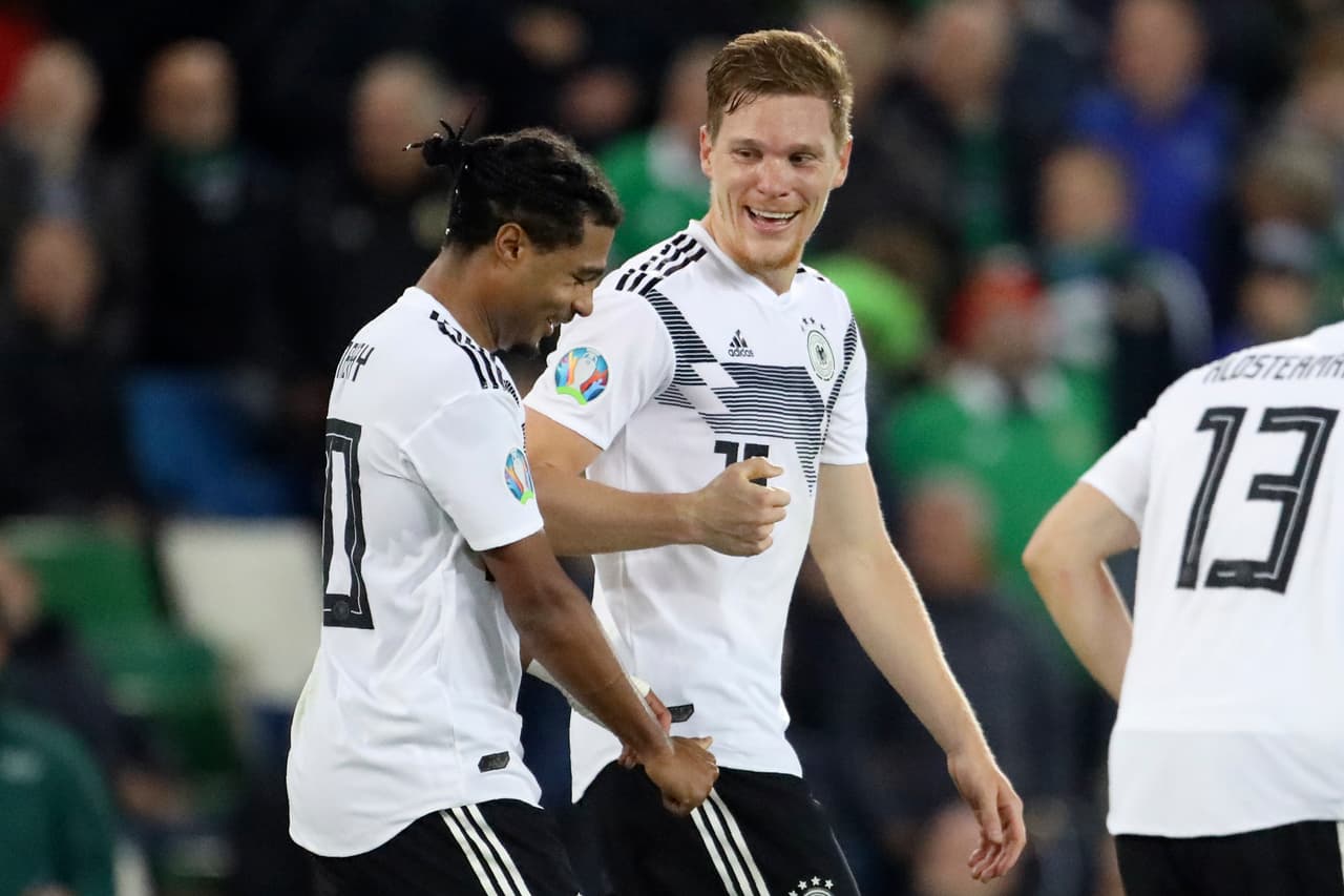 Serge Gnabry festeja el triunfo alemán junto a sus compañeros.