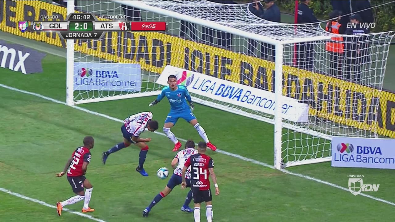 Chivas deja pasar el 3-0 a causa de la falta de comunicación entre Vega y Van Rankin