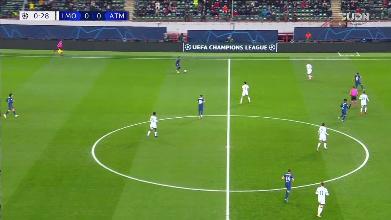 Arranca el partido y la pelota está en juego.