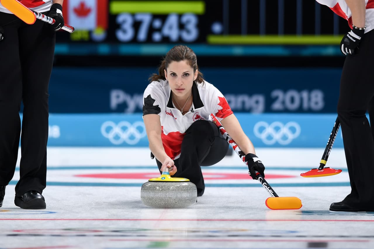 El curling consiste en lanzar al ras del suelo las piedras que deben recorrer cierta distancia y que cuenta con el apoyo de quienes facilitan, con lijamiento, ese desplazamiento.