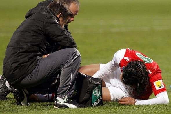 Se jugaban los minutos finales del primer tiempo cuando Soner Ertek se barrió por atrás sobre las piernas de Falcao.