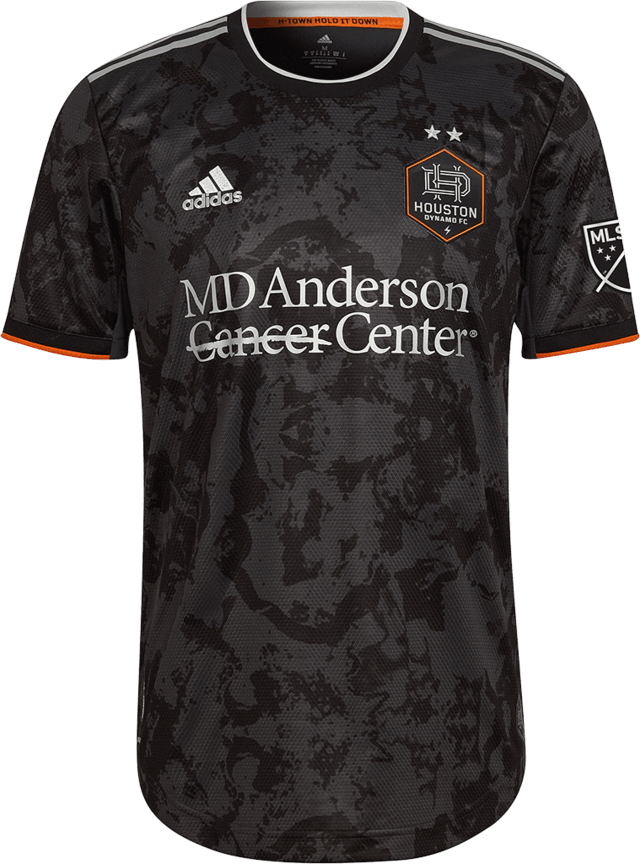 El color negro del fondo de la camiseta está acompañado por vivos de color plata.
<br>