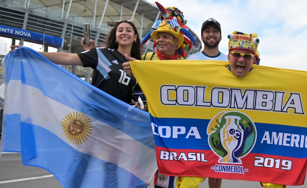 Fanáticos de Argentina y Colombia viven la antesala del juego entre ambas selecciones en Salvador (Bahía) por el Grupo B de la Copa América Brasil 2019.