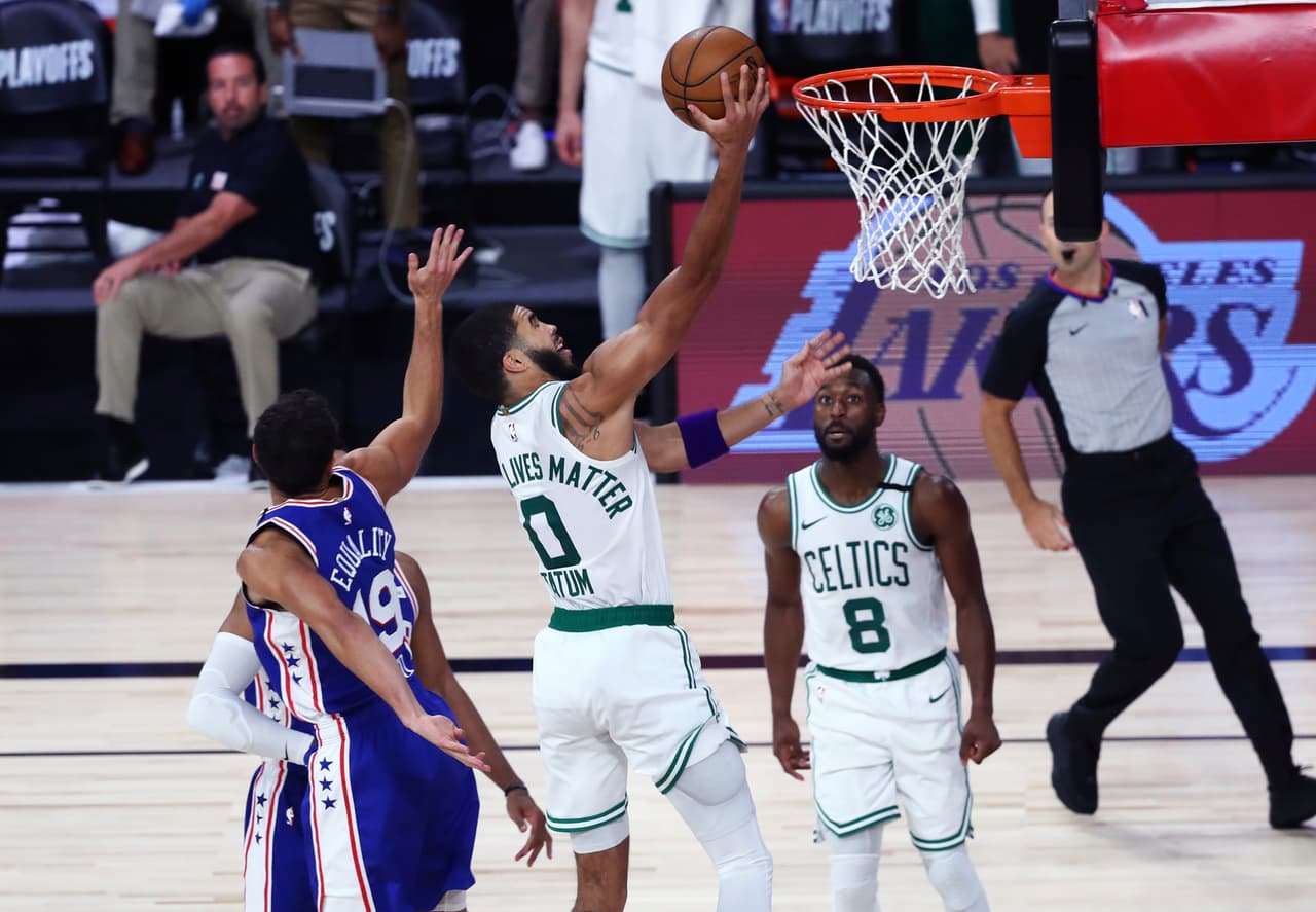 Boston gana 110-106 sobre los Philadelphia 76ers, y los mandan a empacar maletas.