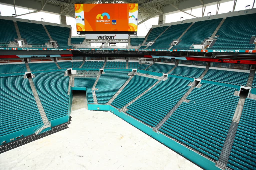 La zona de acceso de los Miami Dolphins se convirtió en el sitio por donde los tenistas ingresan al campo del Masters 1000.