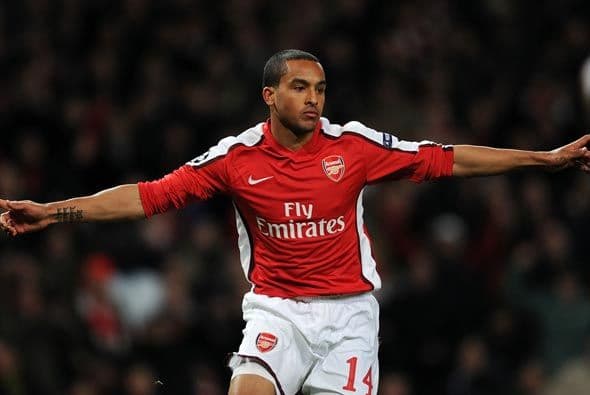 Todo indicaba que el partido era un trámite para los visitantes pero Theo Walcott acortó distancias.