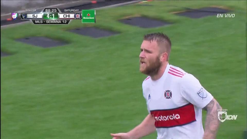 Tiro desviado de Dax McCarty