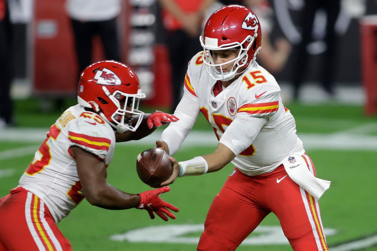 Con menos de dos minutos en el reloj, los Chiefs consiguen el touchdown de la victoria y se vengan de los Raiders al imponerse 35-31.