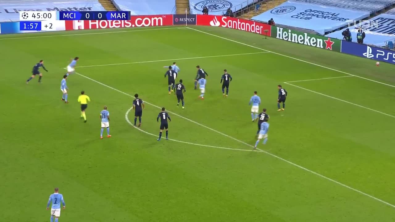 ¡TIRO ATAJADO! disparo por Phil Foden.