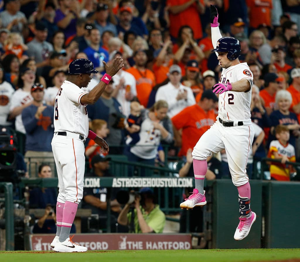 Alex Bregman pegó también dos cuadrangulares y empató la mejor producción de su carrera con cinco remolcadas para que los Astros impusieran sus máximos de la temporada en carreras e imparables (18).
<br>