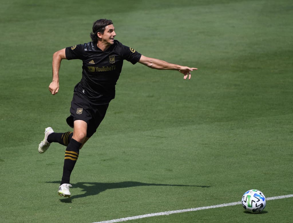 En una edición más del Clásico del Tráfico, el conjunto galáctico consiguió la victoria por dos goles a cero.