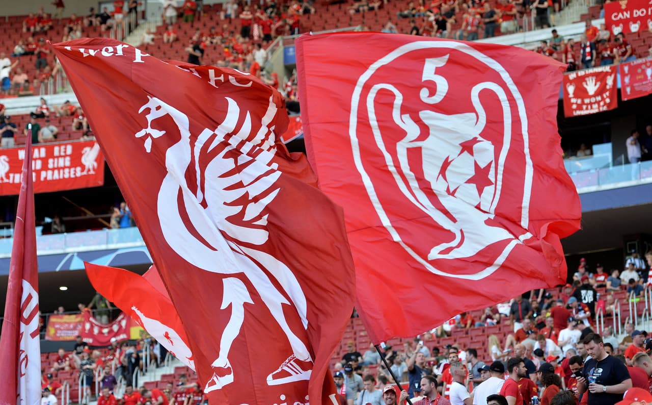 Ilusionados, con el firme deseo de que no se repita la derrota en la Final de hace un año ante el Real Madrid, los aficionados del Liverpool se fueron tomando el Metropolitano desde tempranas horas con sus banderas, playeras y bufandas alusivas al sentimiento de Anfield.