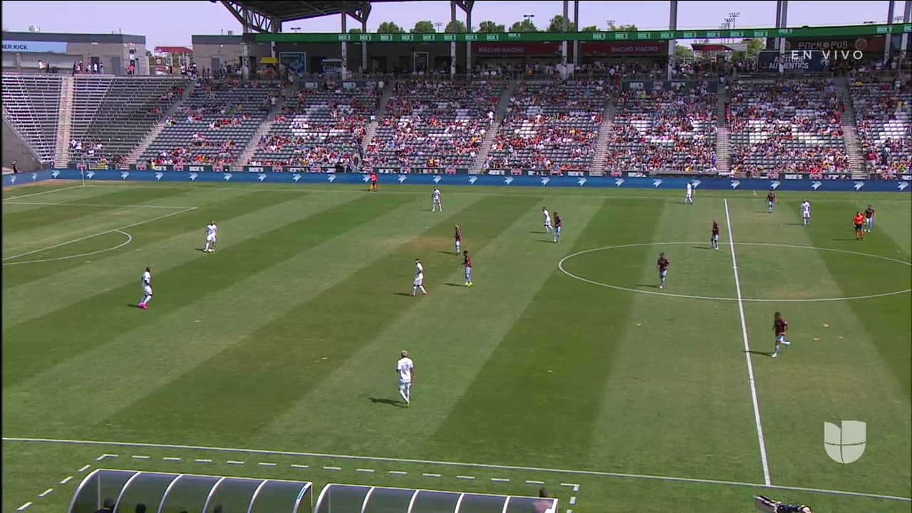 Arranca el partido y la pelota está en juego.