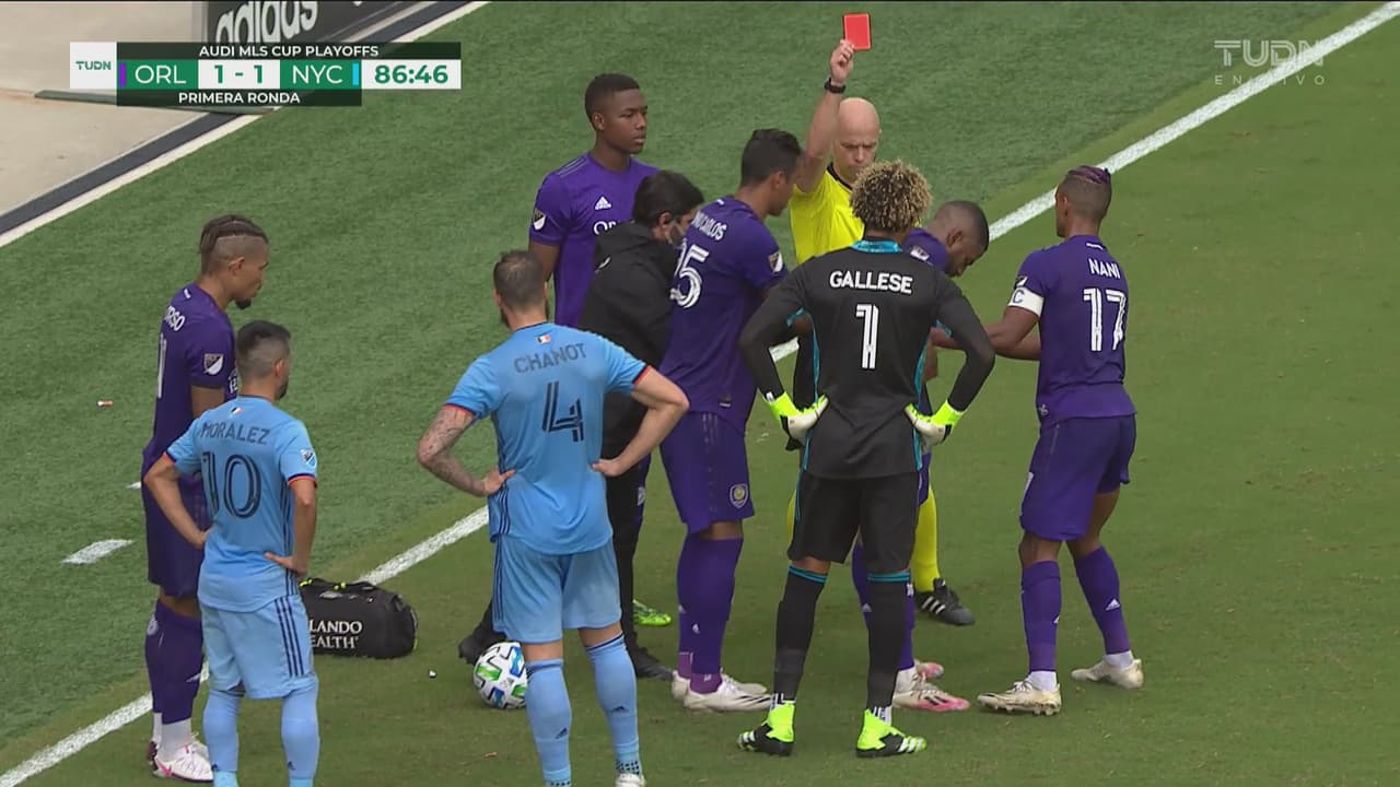 ¿Qué hizo Ruan? Es expulsado por patear a Mackay-Steven