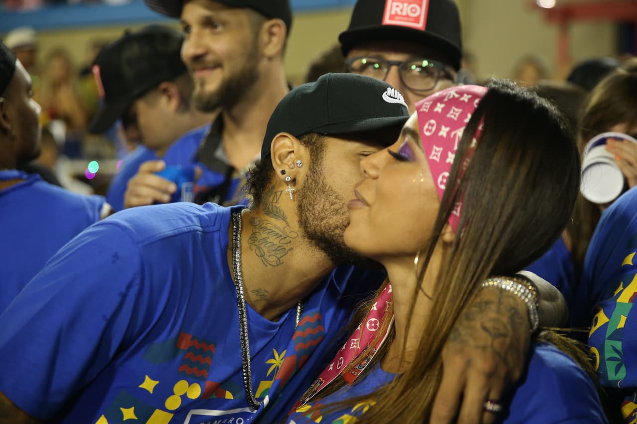 Neymar está en Brasil por la recuperación de su lesión pero ha sido noticia porque en el Carnaval de Bahía se le vio besándose con la cantante Rafaela Porto y ahora, en los últimos días, en el Carnaval de Río con Anitta. Todo mientras el PSG espera su mejoría.