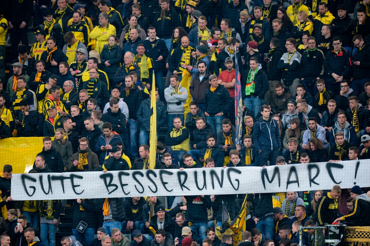 Con playeras y mensajes de apoyo, así salieron los jugadores a calentar previo al duelo del Borussia Dortmund ante el Mónaco.