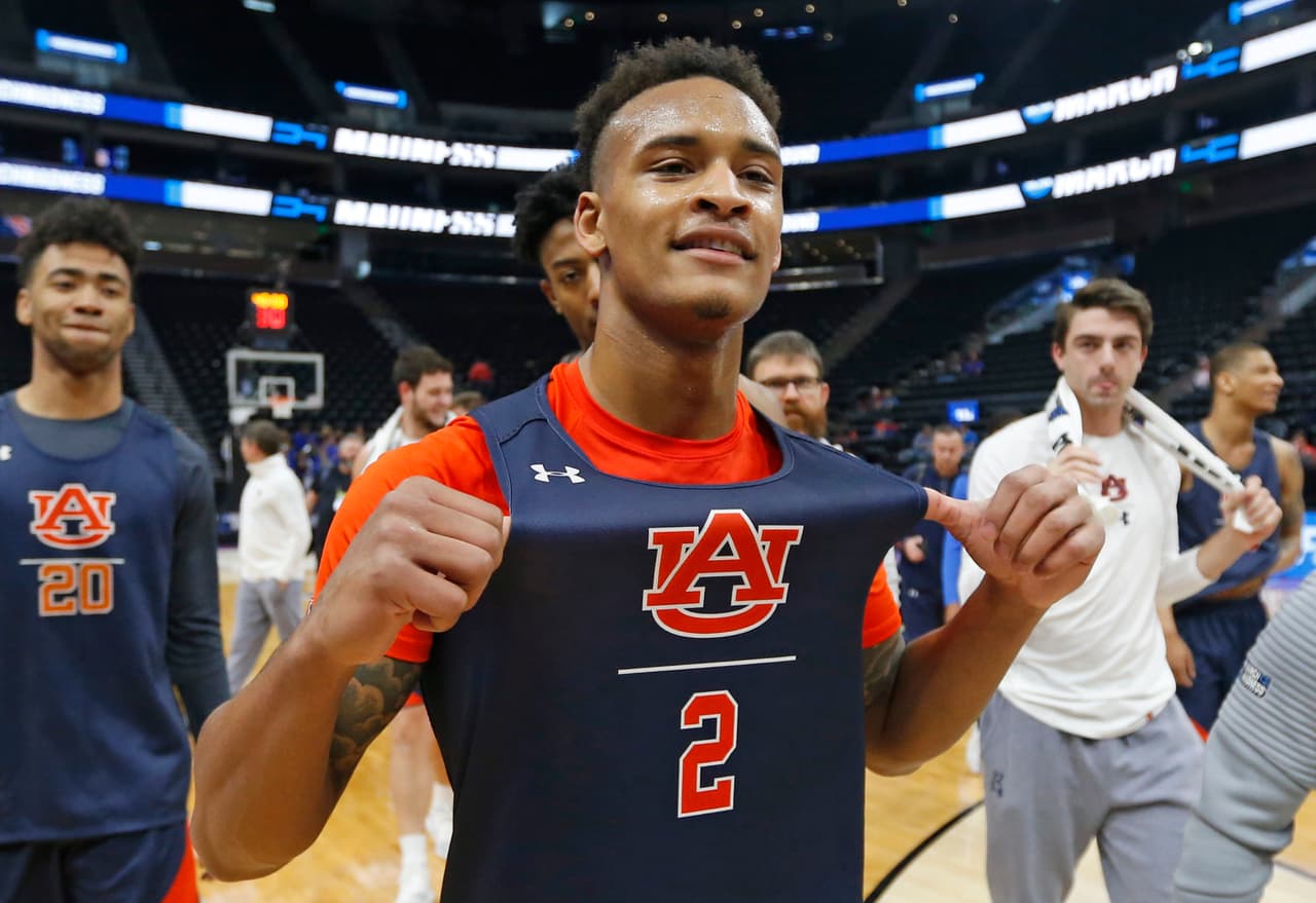 El orgullo, los colores, la reputación y un futuro en la NBA se ponen en juego en este torneo. Una buena actuación atrae los reflectores de los buscadores de talento.