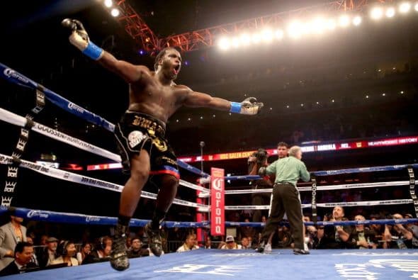 Luego de que el mexicano se levantara a duras penas de la segunda caída, el árbitro Jack Reiss consideró que Arreola no estaba en condiciones de seguir y detuvo el combate, a los 2:02 minutos del sexto asalto.