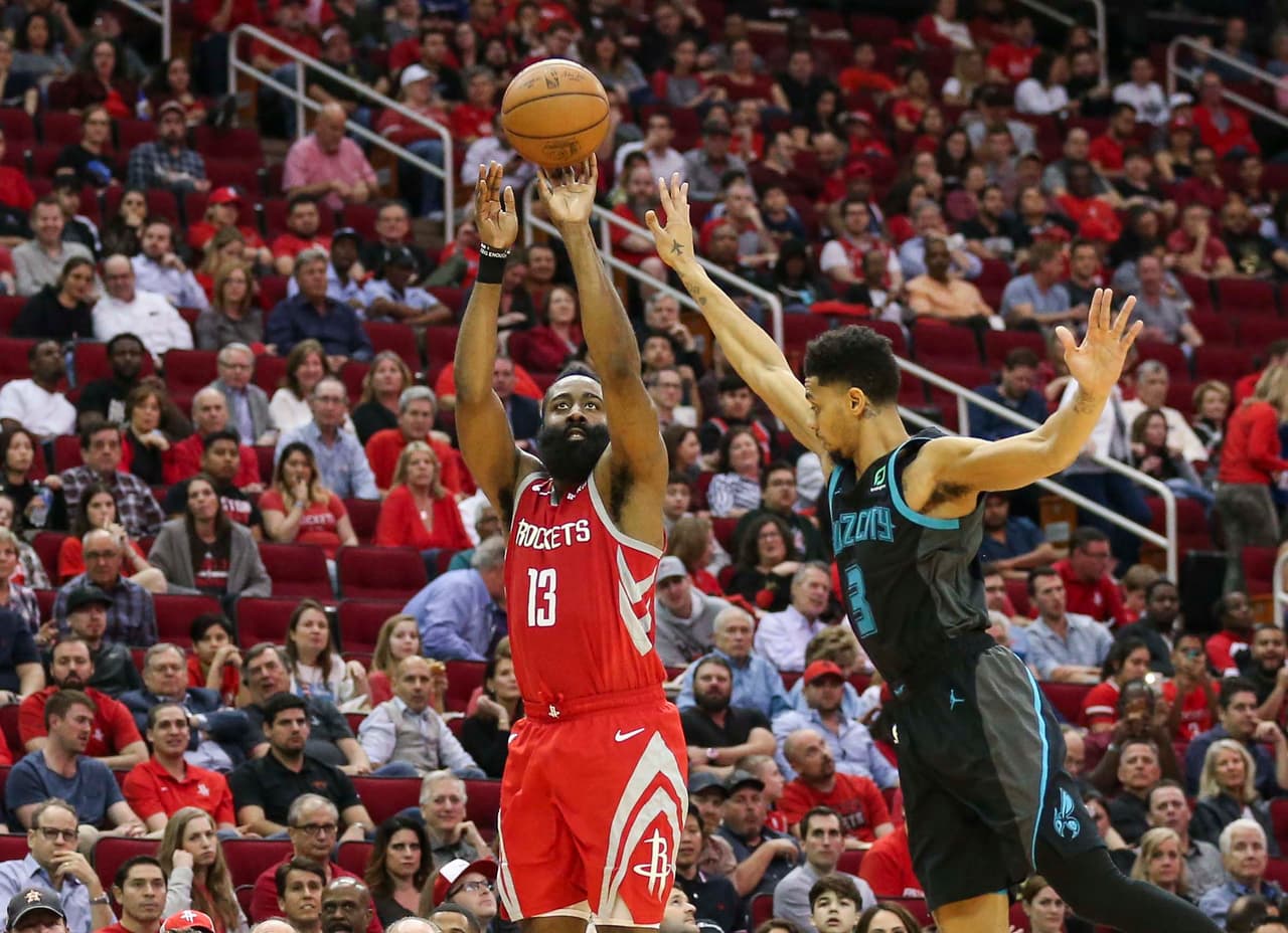 Para no variar, James Harden (28 puntos y 10 asistencias) volvió a destacarse por Houston. Por Charlotte brilló Kemba Walker con una noche de 40 puntos y una decena de asistencias..