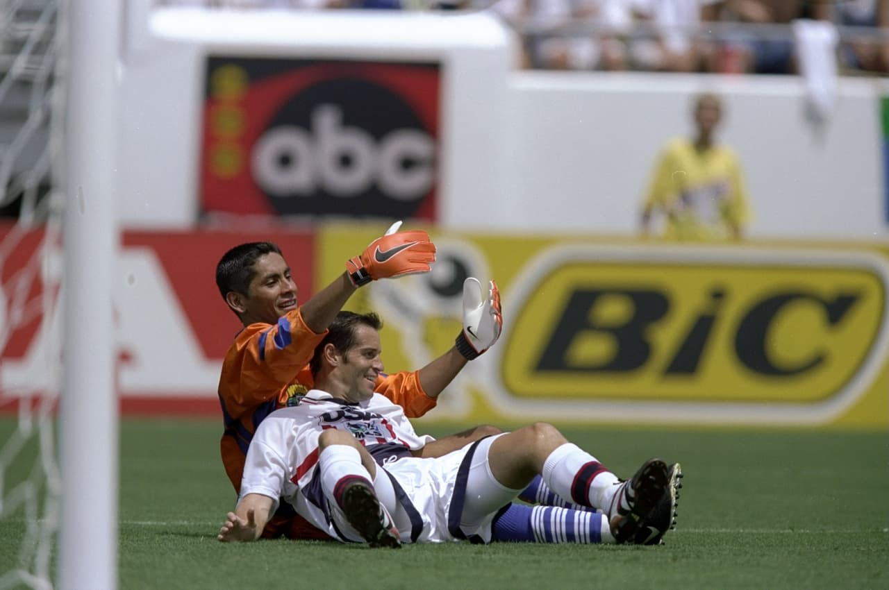 En 1998 el All Star Game se mudó al Citrus Bowl de Orlando. También cambió de formato y enfrentó a los mejores de Estados Unidos ante las figuras extranjeras de la MLS. El resultado fue 6-1 para los "locales" con una gran actuación de Brian McBride, consagrado como MVP.