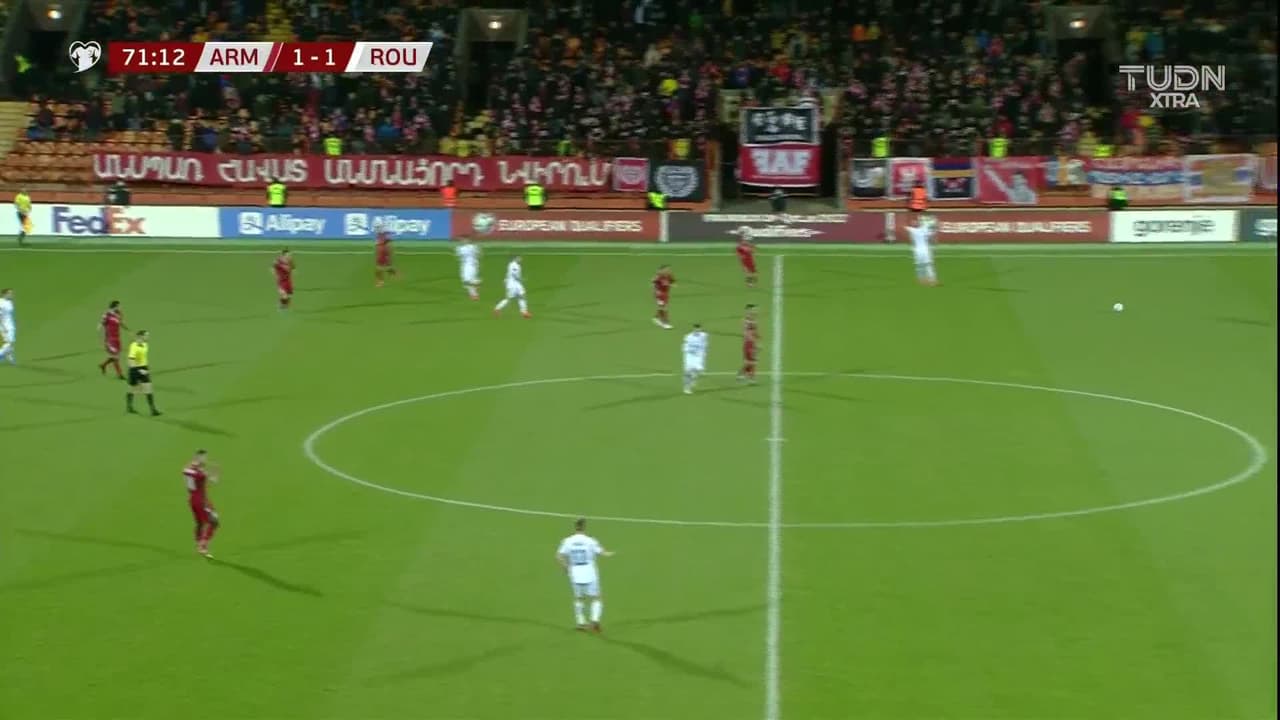 ¡GOL!  anota para Rumanía. Alexandru Cicaldau