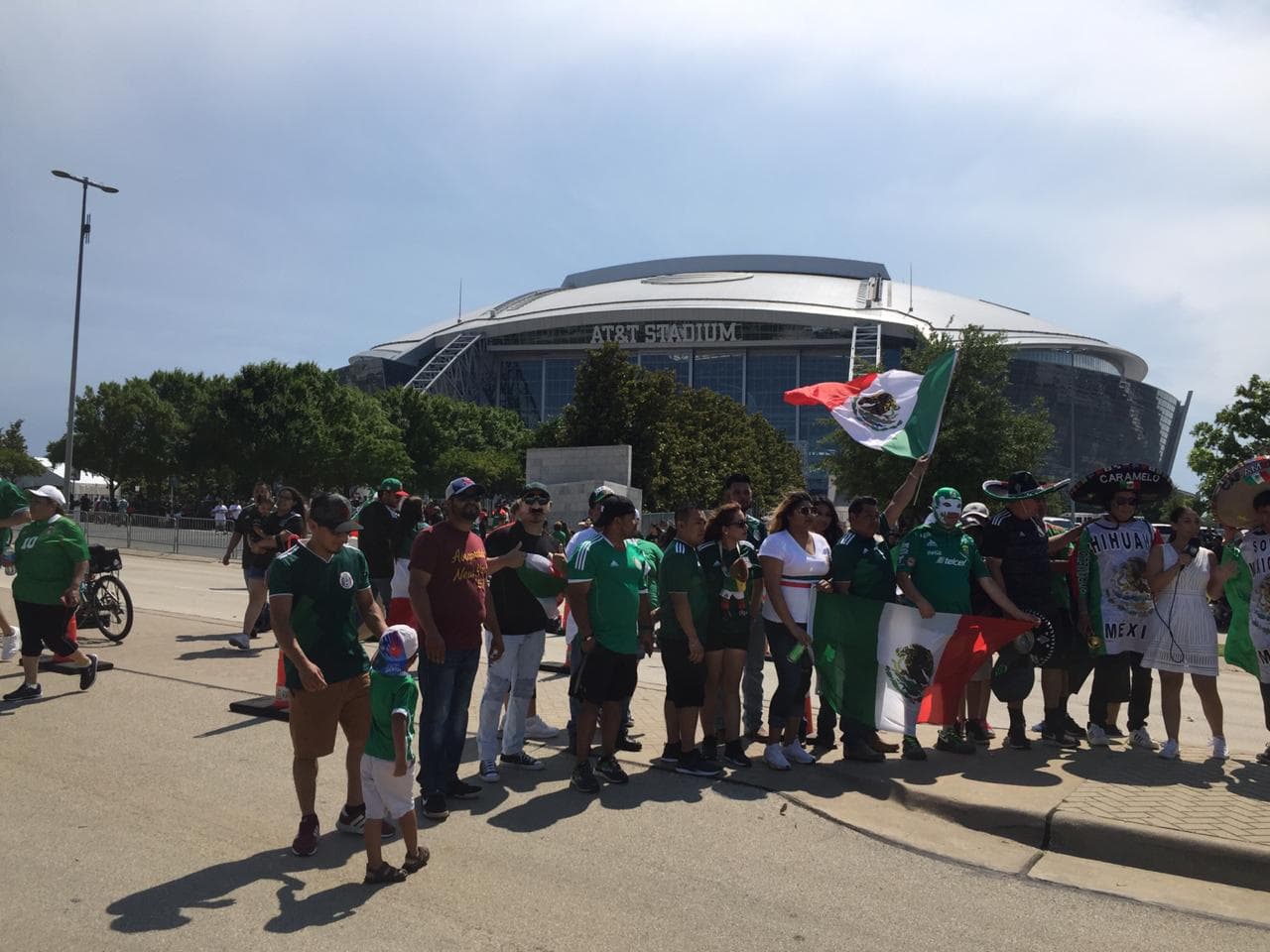 Los fanáticos mexicanos colmaron los alrededores del AT&T Stadium de Arlington, Texas, antes del juego amistoso del Tri contra Ecuador.